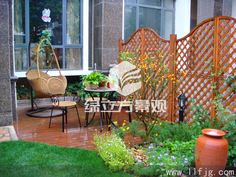 木网片，防腐木平台，摇椅，陶罐小品，花园植物
